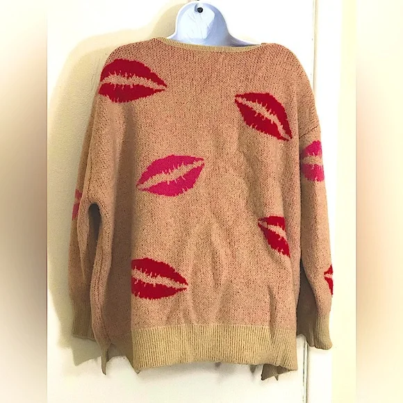 A Beautiful Soul Oversized Lip Design Fluffy Sweater. Woman’s Size b, 18/20 - Picture 4 of 10